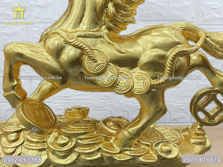 Cơ bắp của con ngựa được chạm khắc sắc nét, tỉ mỉ